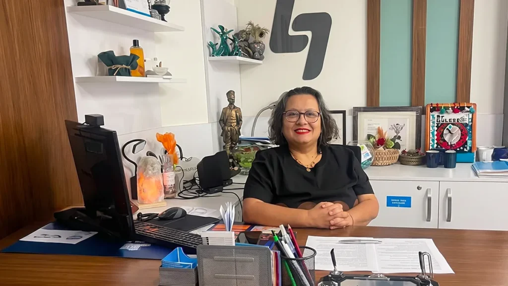 Prof. Dr. Güleser Saylam çalışma odasında masasında otururken
