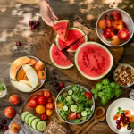 Yaz meyveleri, salata, yoğurt, kuruyemiş ve limonlu suyla hazırlanmış hafif bir yaz sofrası