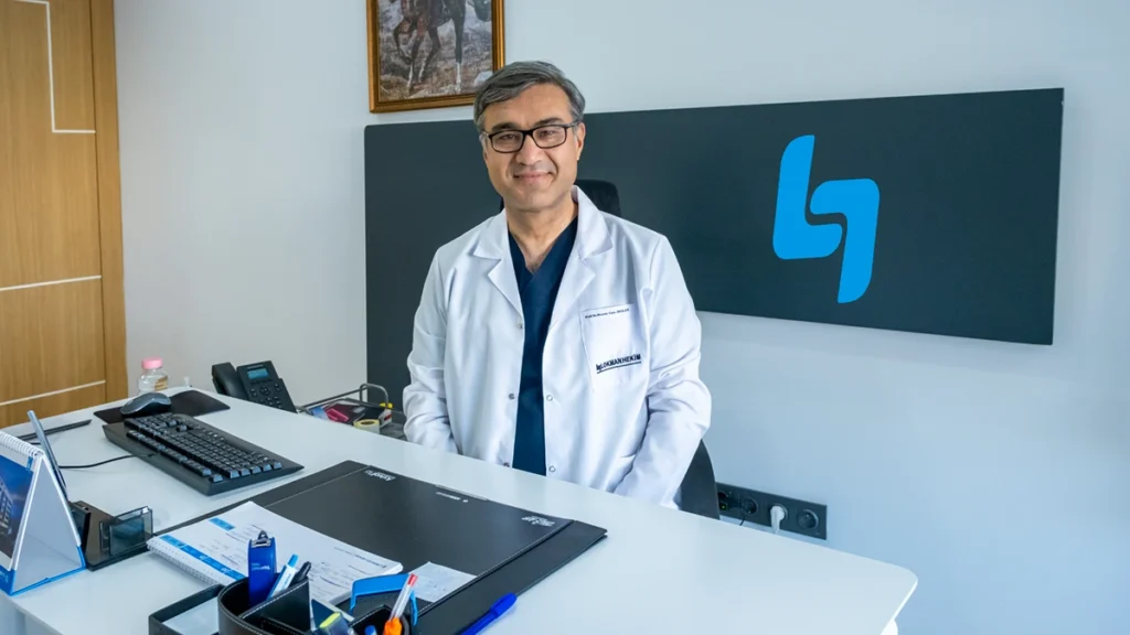 Prof. Dr. Hasan Cem Irkılata, Lokman Hekim İstanbul Hastanesi'ndeki çalışma odasında