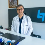 Prof. Dr. Hasan Cem Irkılata, Lokman Hekim İstanbul Hastanesi'ndeki çalışma odasında