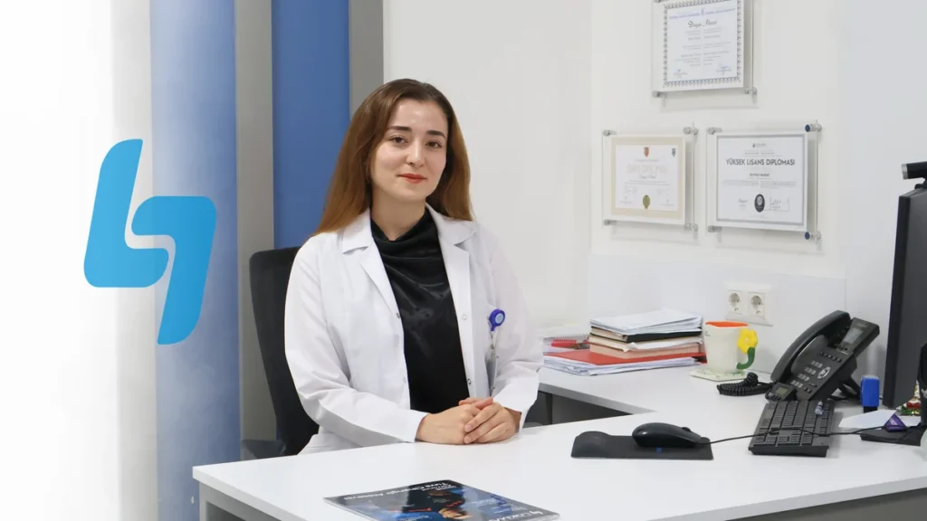 Uzm. Klinik Psk. Duygu Murat çalışma odasında