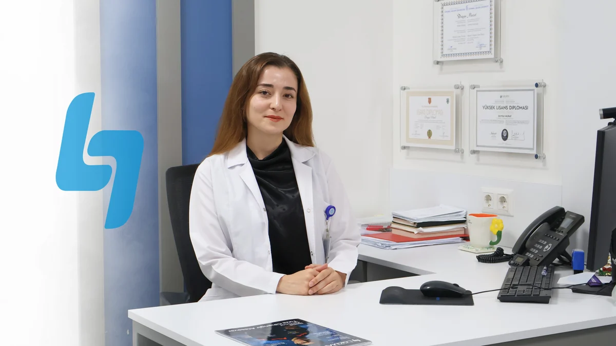 Uzm. Klinik Psk. Duygu Murat çalışma odasında
