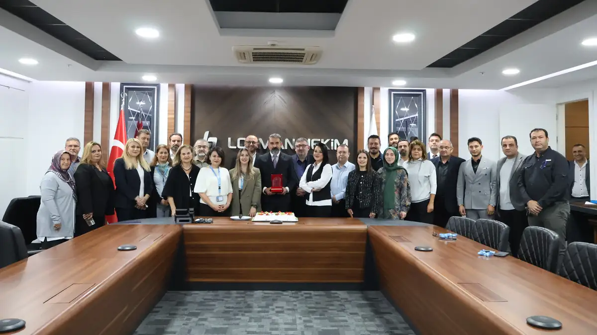Genel Müdürlükte Murat Yıldırım için düzenlenen veda töreninin grup fotoğrafı
