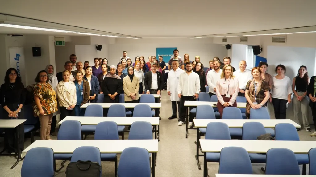 Lokman Hekim Akay Hastanesi’nde Şifanın Kültürel Yolculuğu söyleşisinin ardından katılımcıların toplu fotoğrafı.