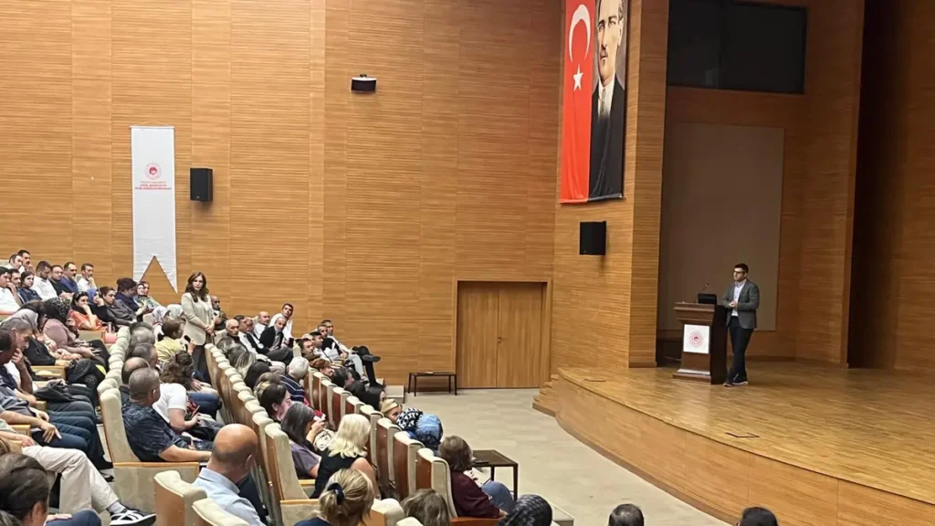 Bakanlığın ev sahipliğinde düzenlenen tansiyon ve kalp sağlığı seminerinde konuşmacı ve katılımcılar.