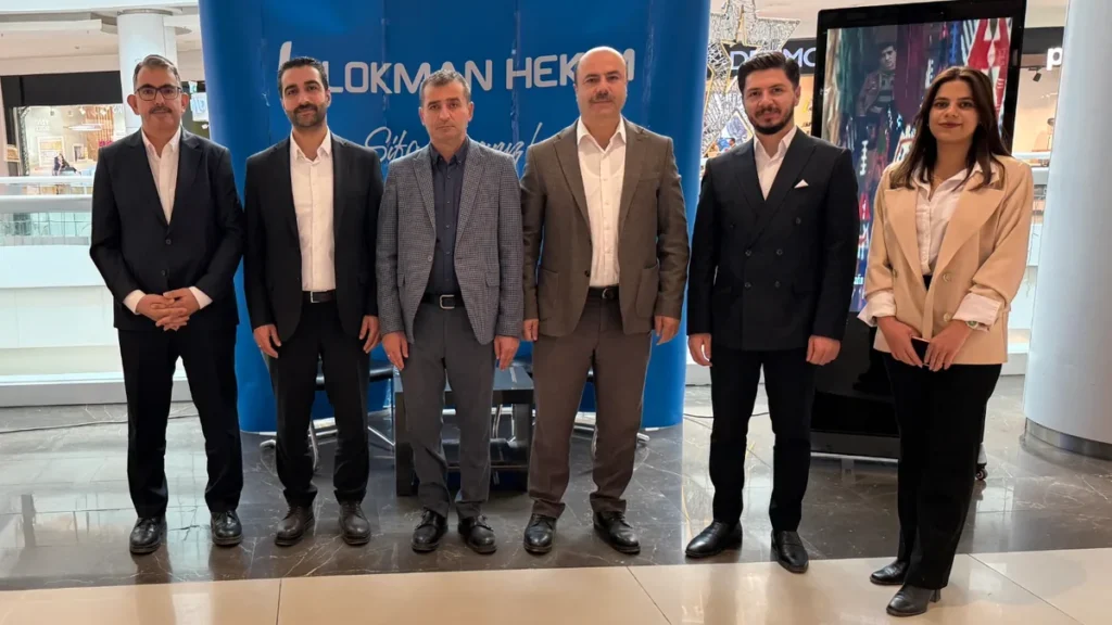 Lokman Hekim Van Hastanesi yöneticileri, Van AVM’de kurulan Lokman Hekim standının önünde toplu fotoğraf çektiriyor.
